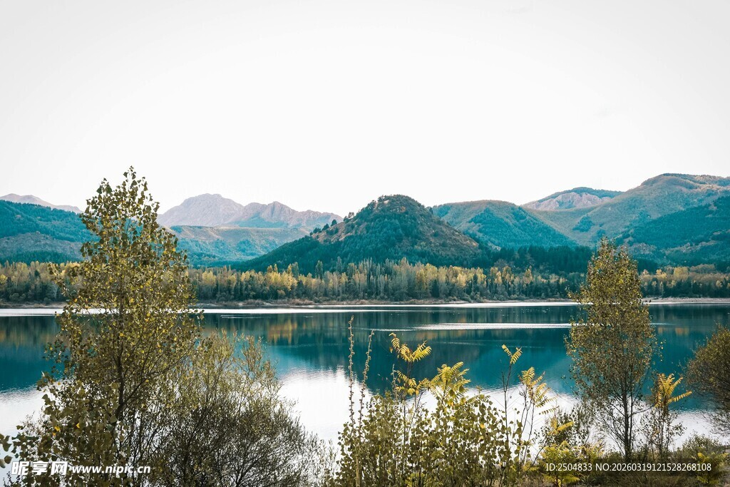 湖畔青山秋景如画