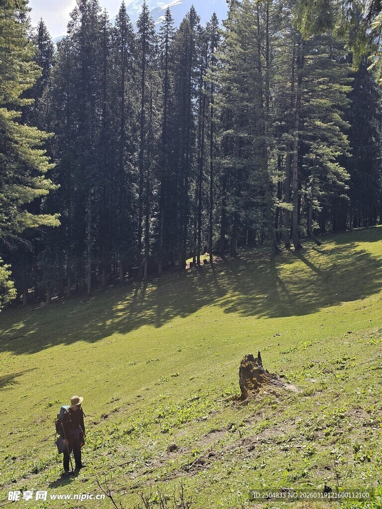 山林中两人的户外探险之旅