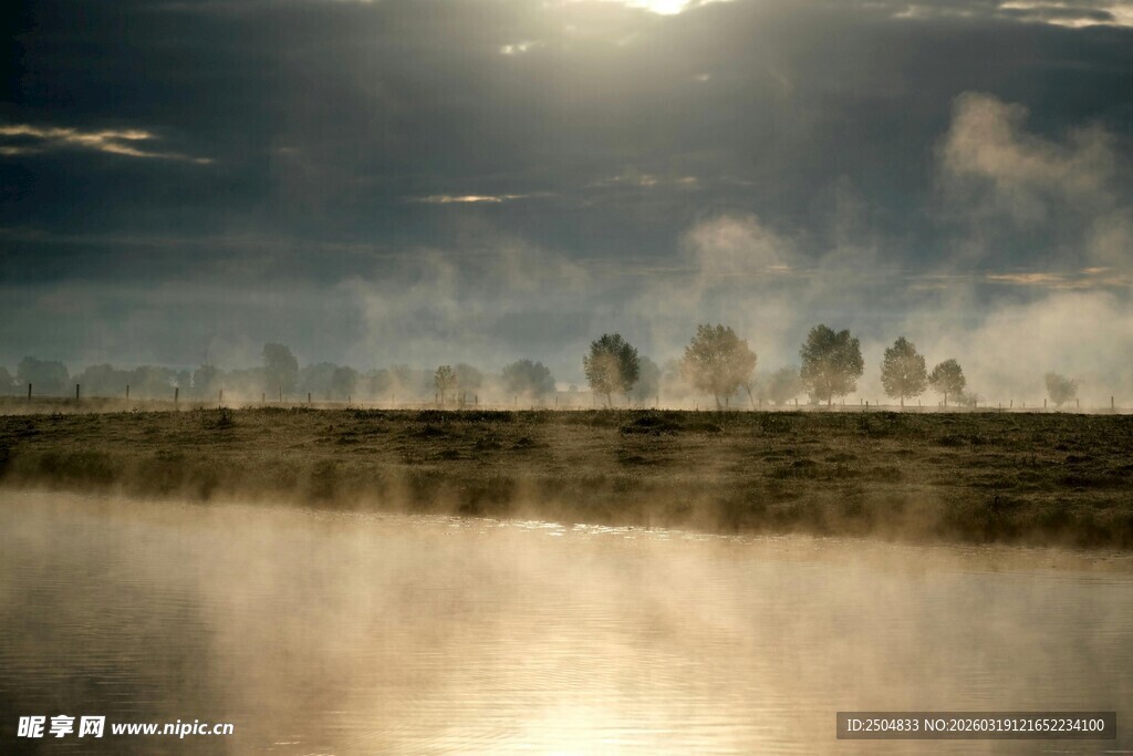 湖畔晨雾中的日出美景