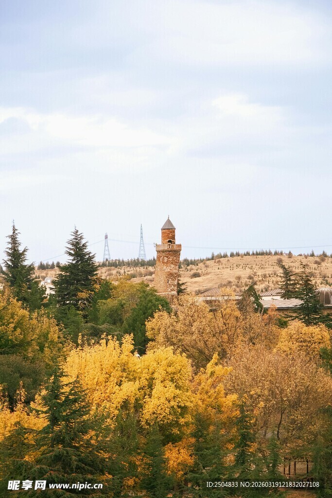 秋日山林中的古堡景观