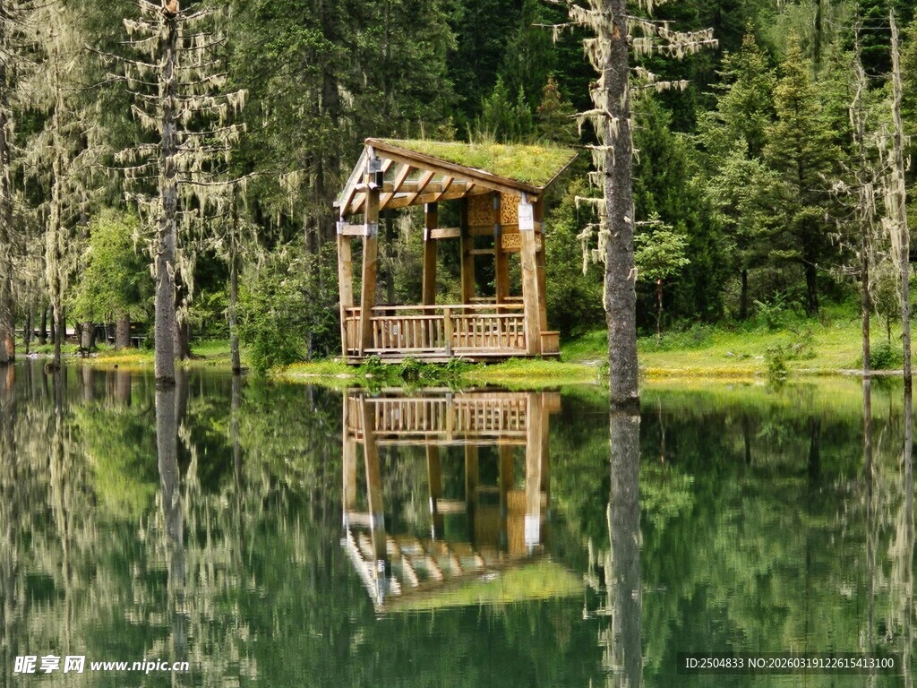 湖畔木屋倒影 自然美景