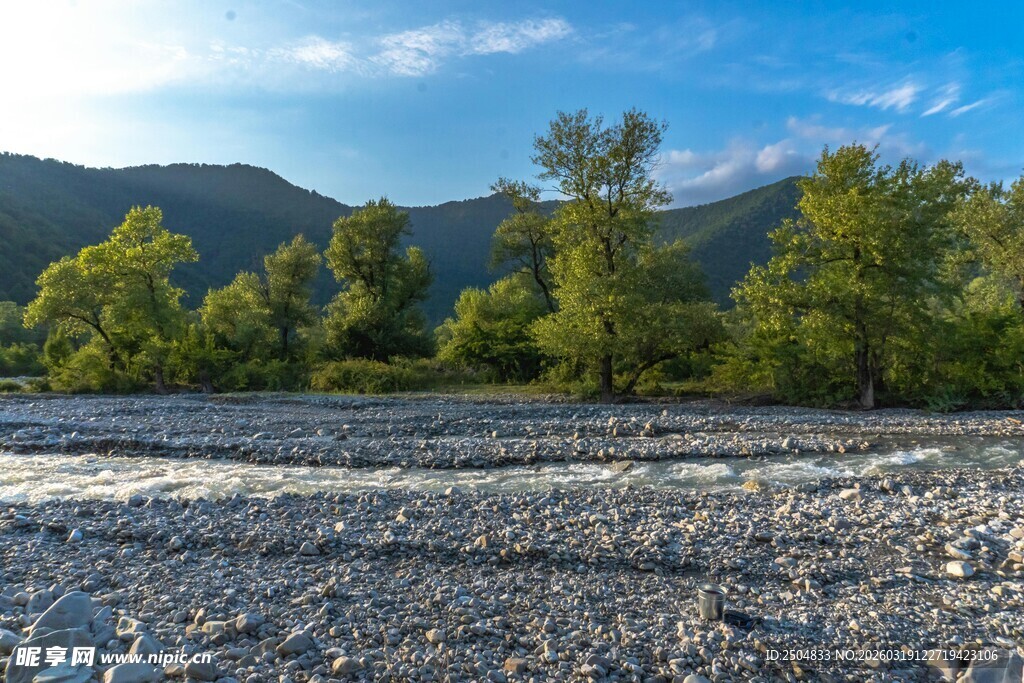 山间砾石河滩自然美景