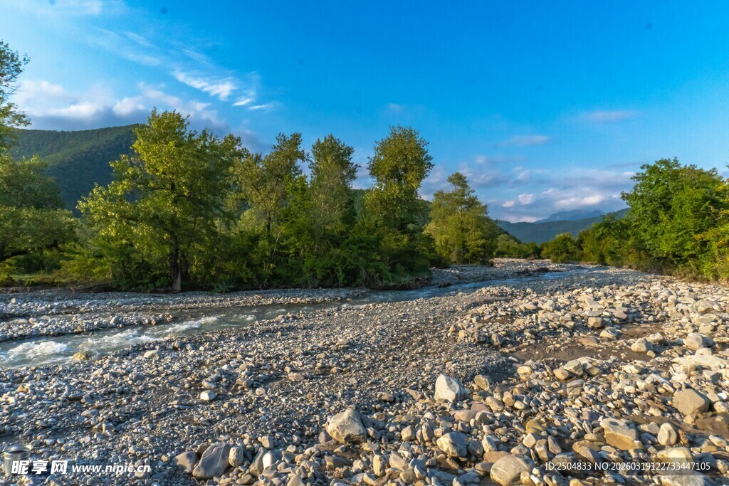 山间碎石河滩风景
