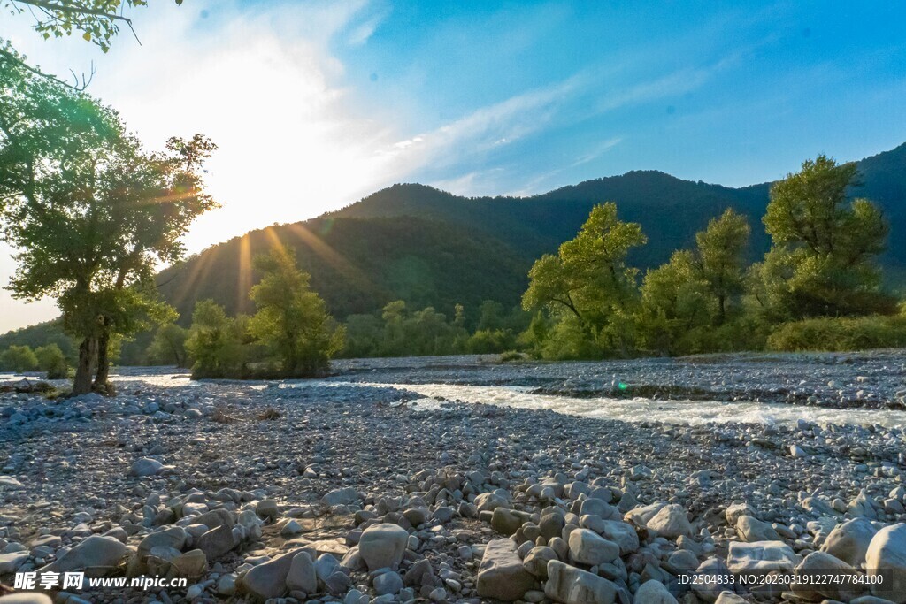 河畔晨光下的山野美景