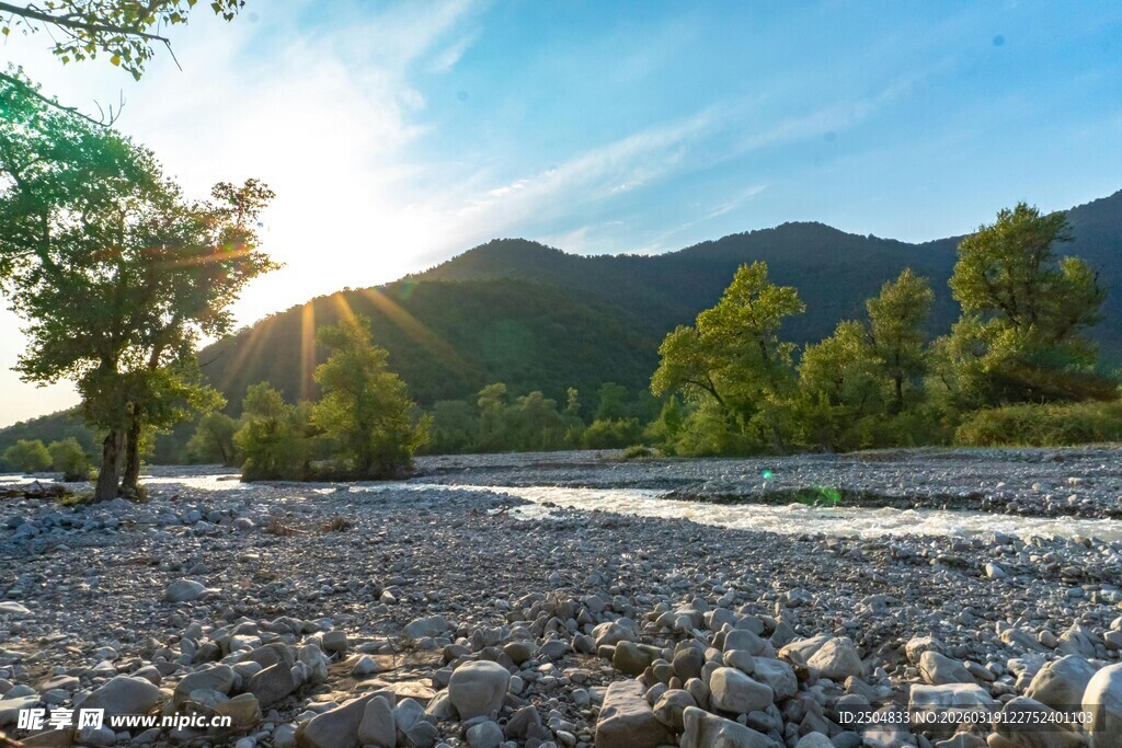 山间河畔的阳光美景