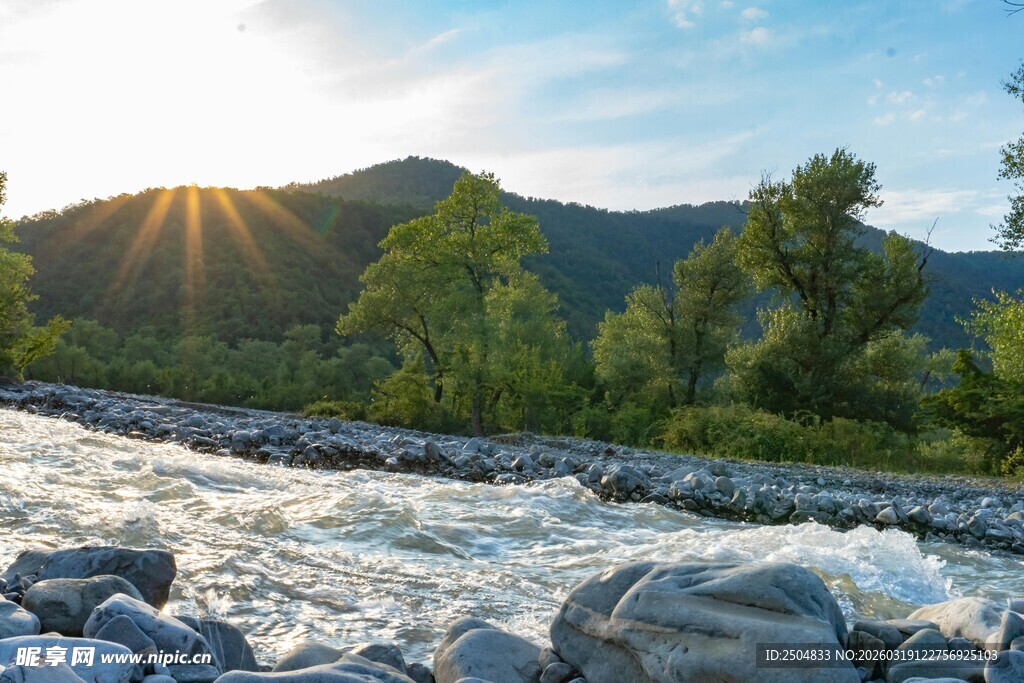 山间溪流迎日出美景