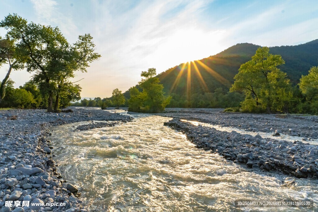 山间溪流映晨曦美景