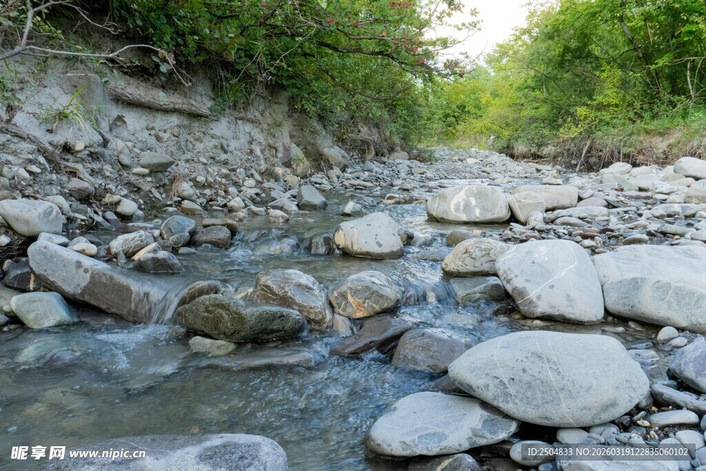 山间溪流与乱石景观