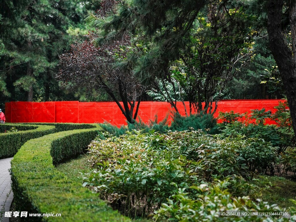红墙绿景中式园林景致