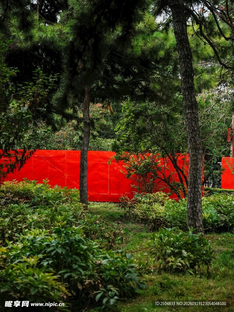 红墙绿树间的自然景致