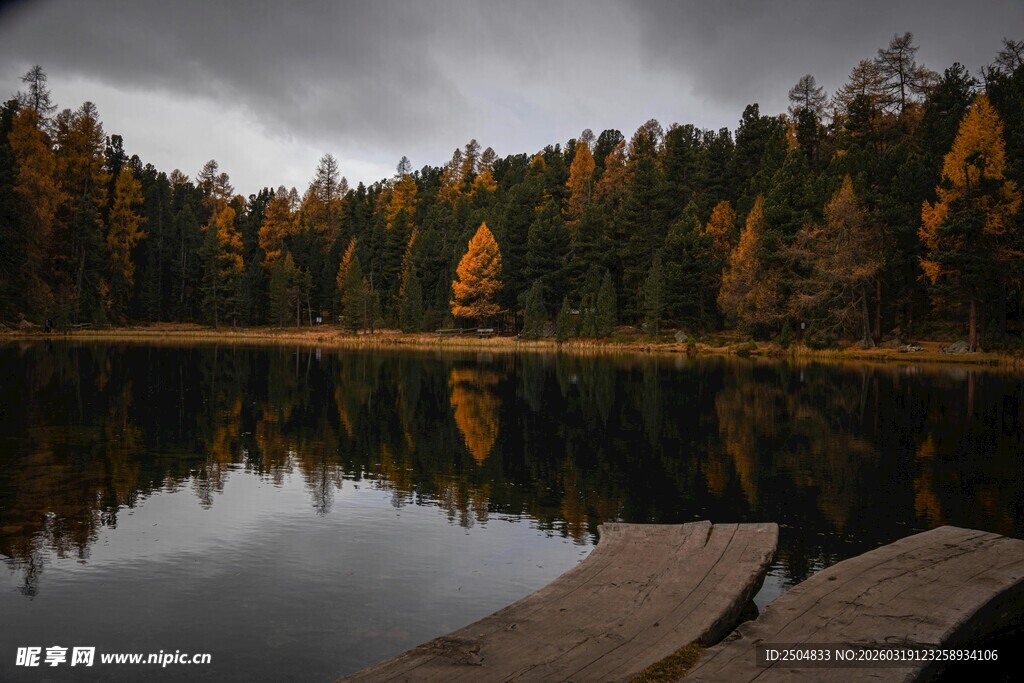 秋日湖畔静谧美景
