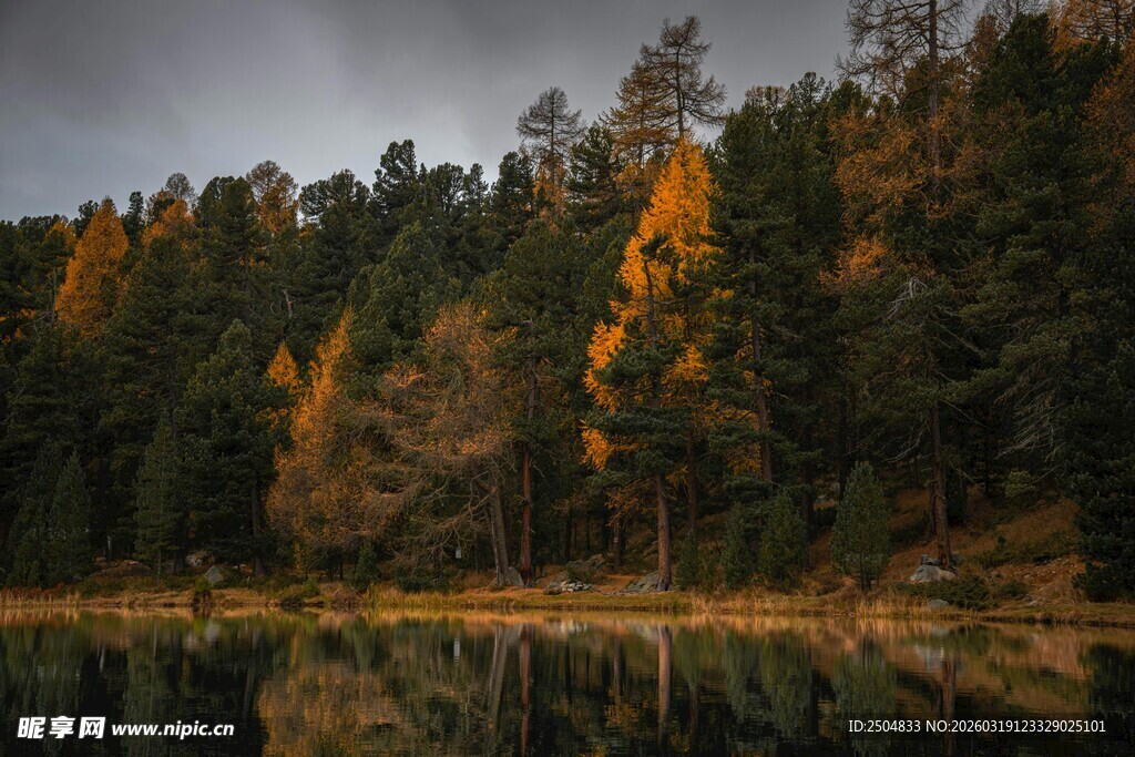 秋日湖畔山林美景