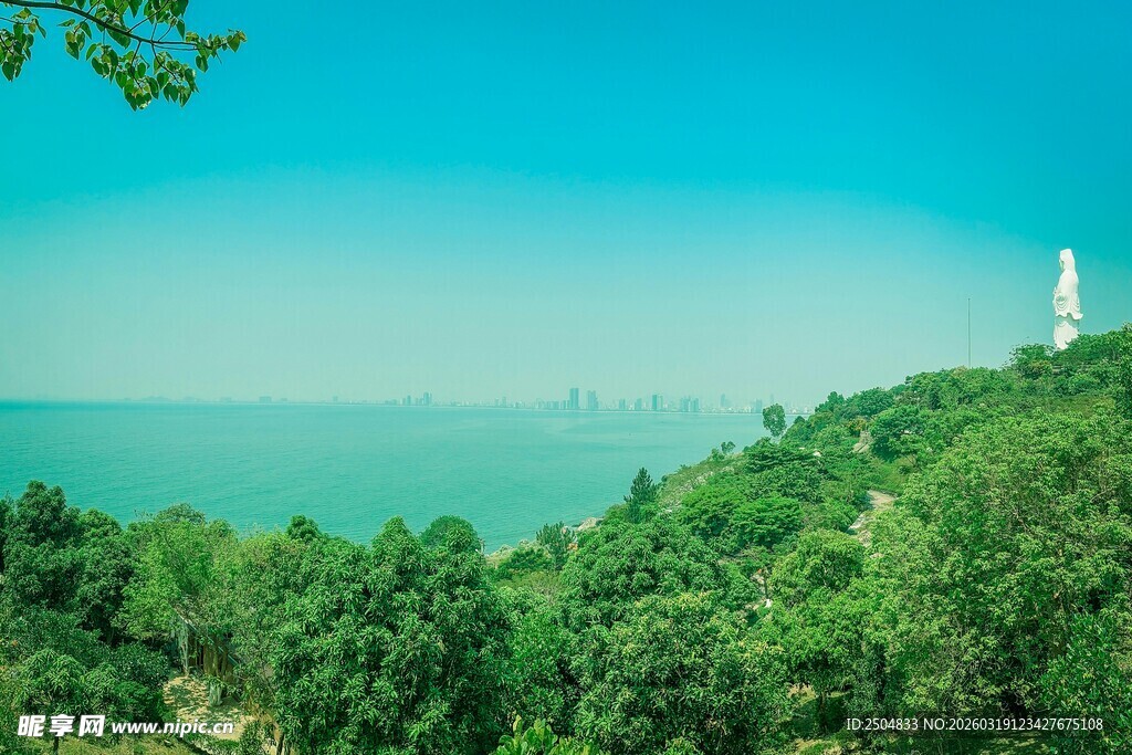 山林间的白色灯塔景观