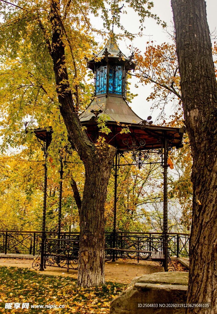 秋日湖畔的静谧凉亭