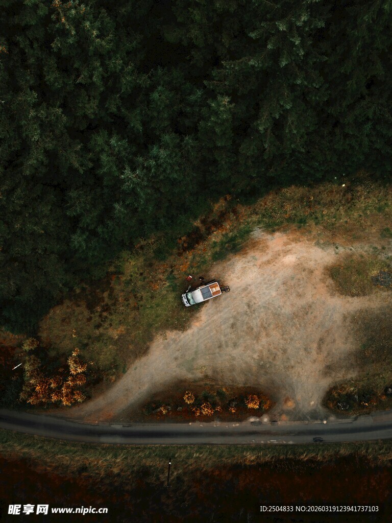 俯瞰山间公路与车辆