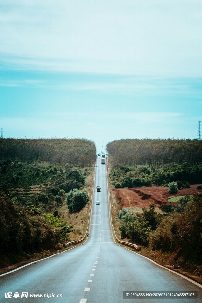 公路伸向远方的开阔景象