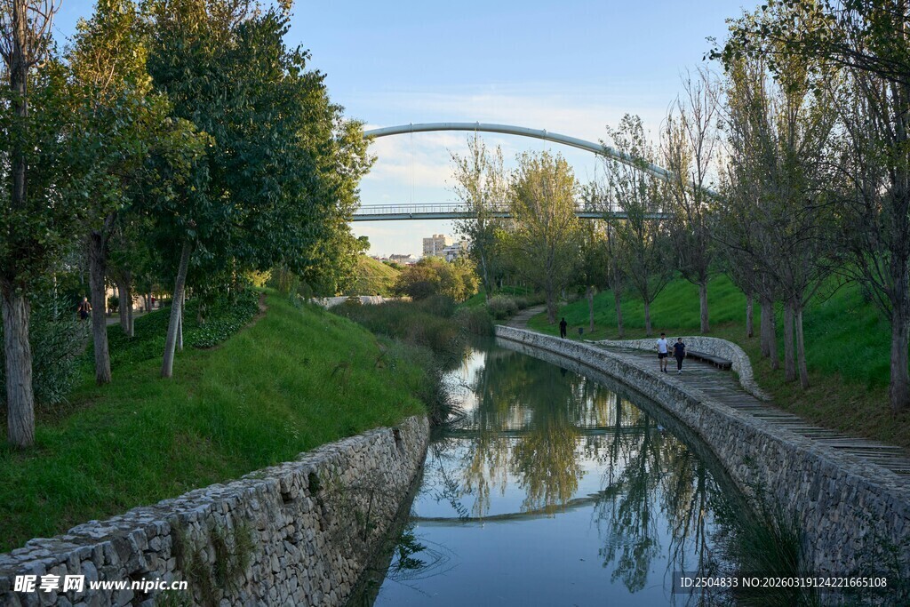 河畔风光 拱桥与绿树相映
