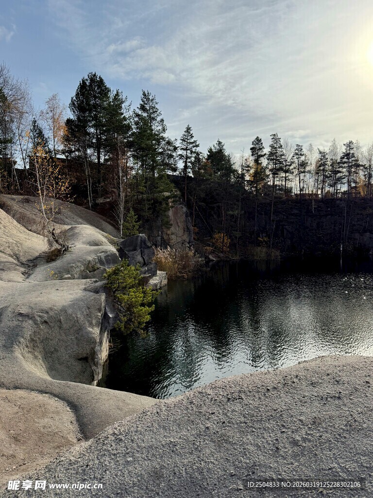 宁静湖畔岩石风景