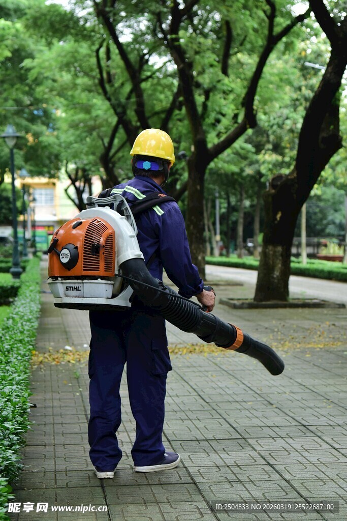 环卫工人使用机器清洁街道