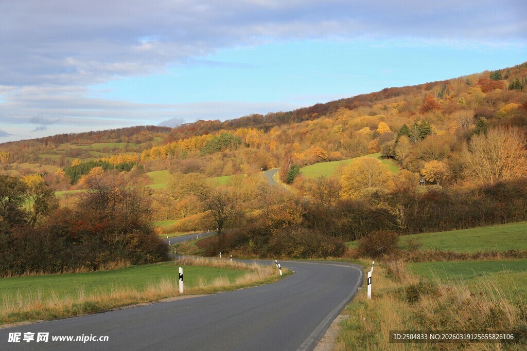 秋日蜿蜒公路旁斑斓景色
