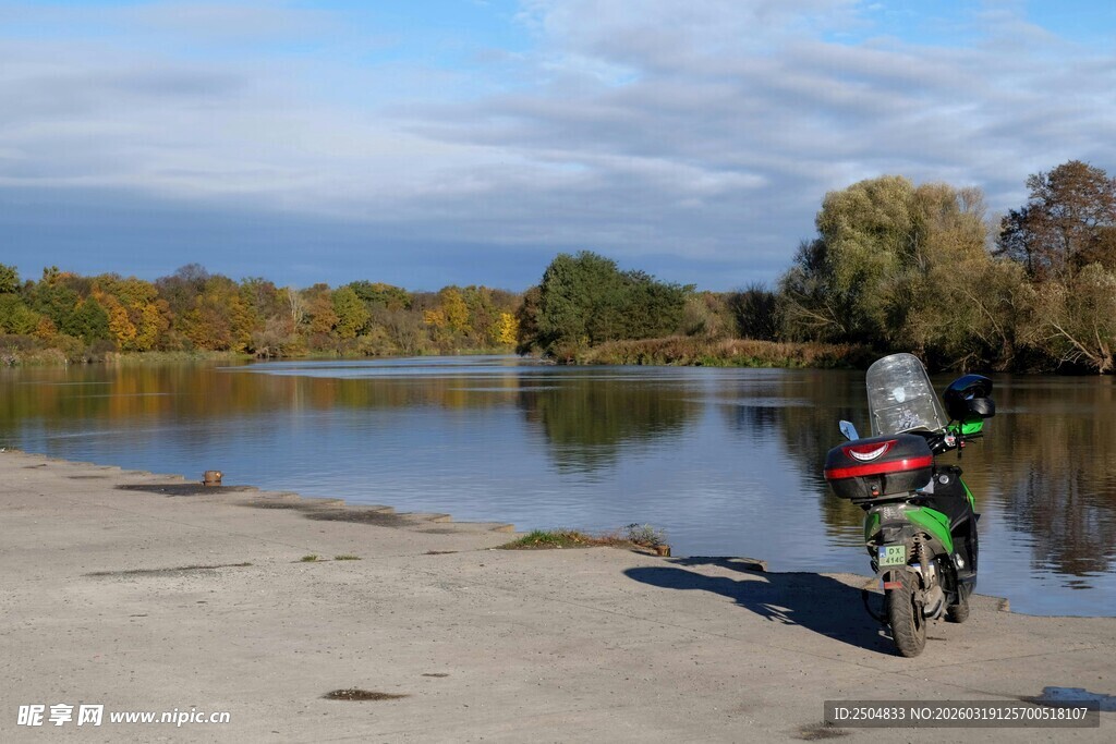 湖畔摩托车骑行风景