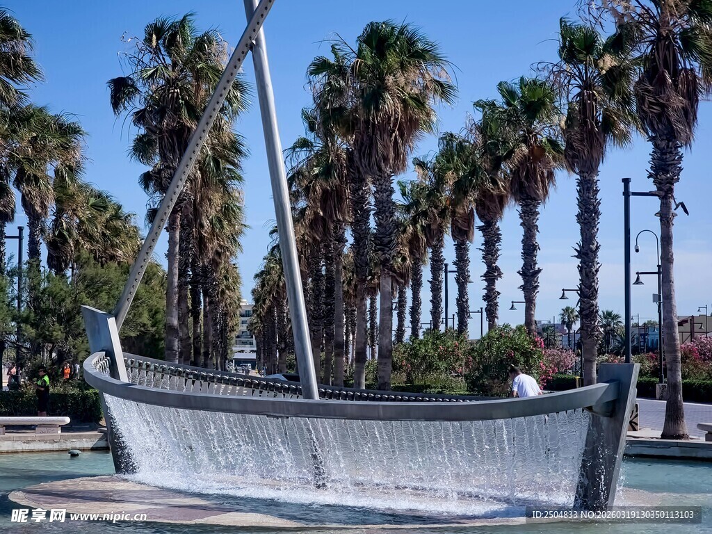 海滨棕榈树旁的独特雕塑