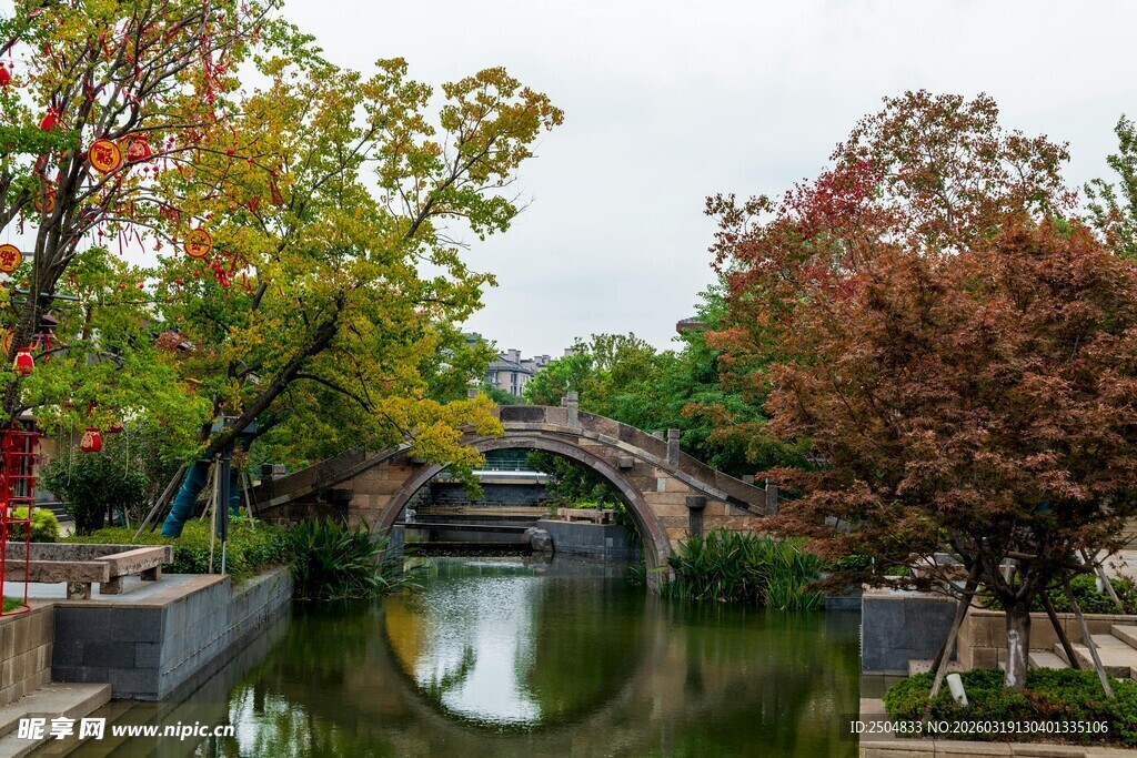 江南水乡古桥秋日景致