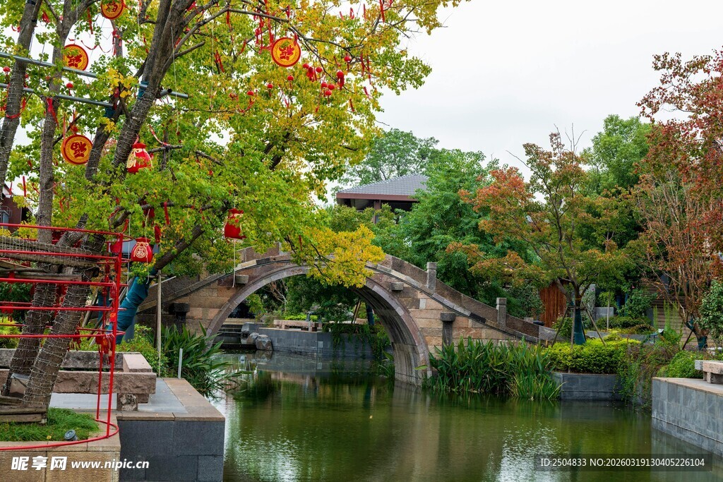 秋日湖畔古桥风景如画