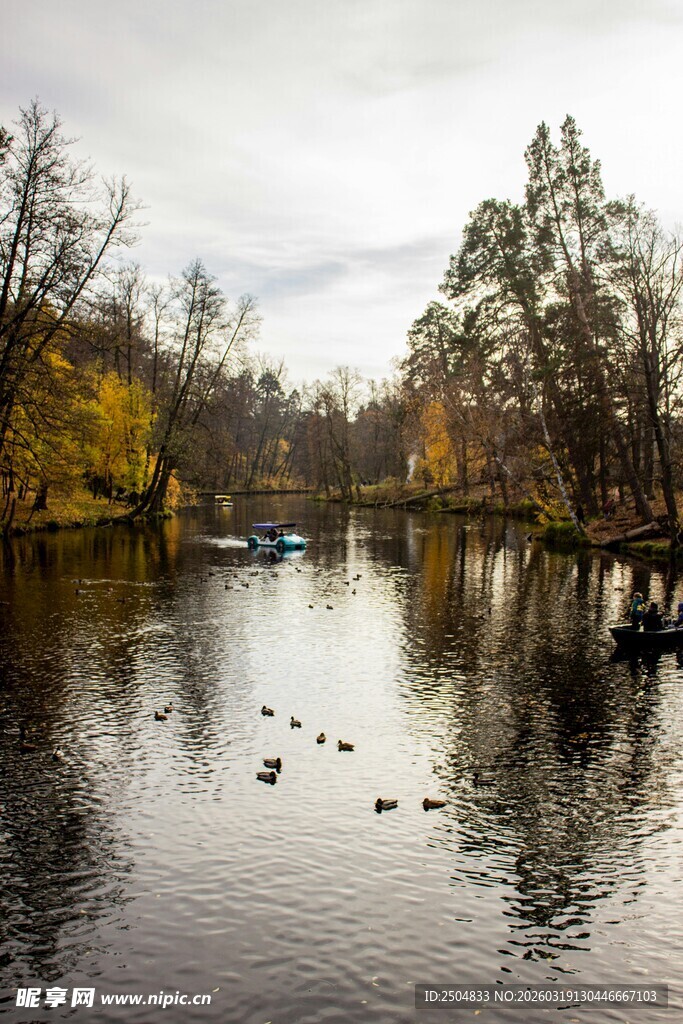 秋日宁静湖泊风光