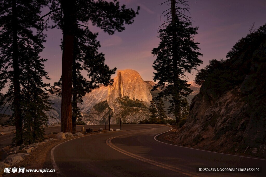 山间月夜下的蜿蜒公路