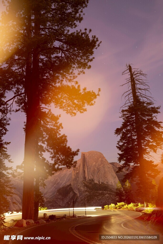 黄昏山林间的壮丽自然景观