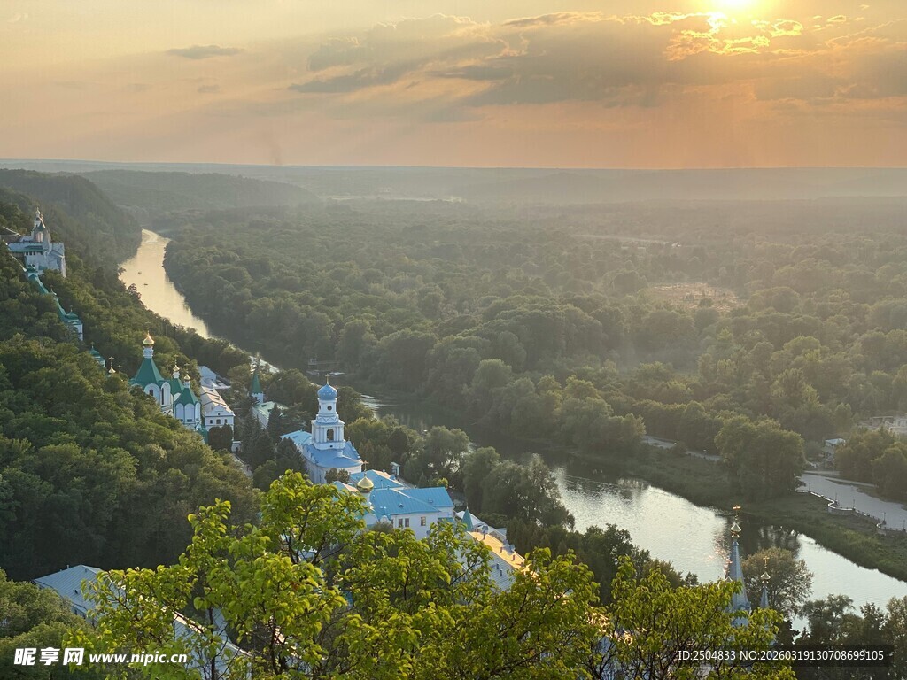 日出下的山谷河流美景