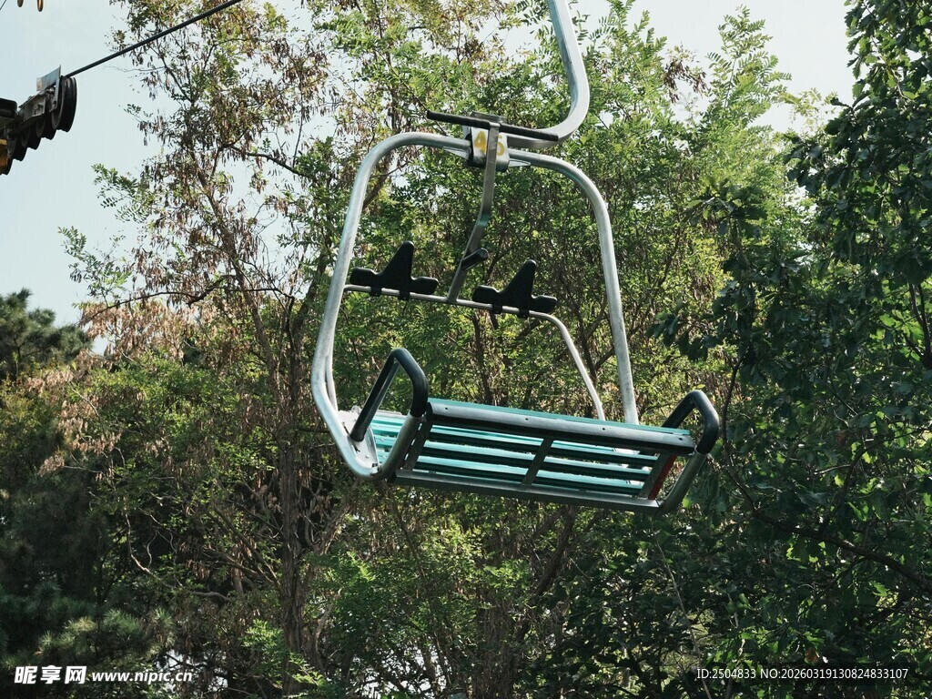 森林中的单人观光缆车