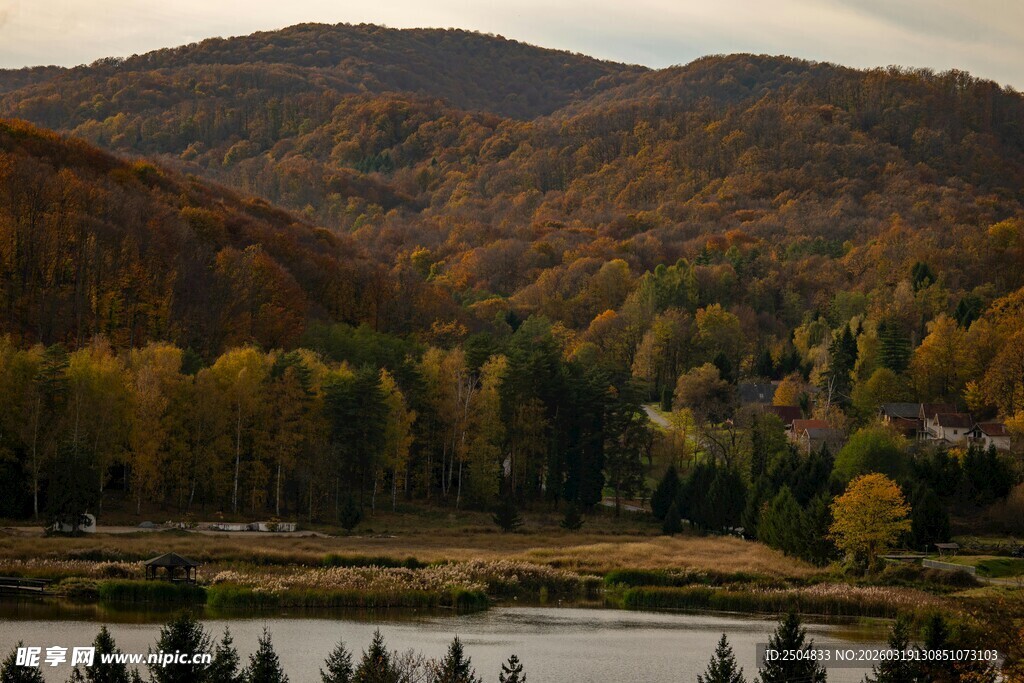 秋日山水美景如画