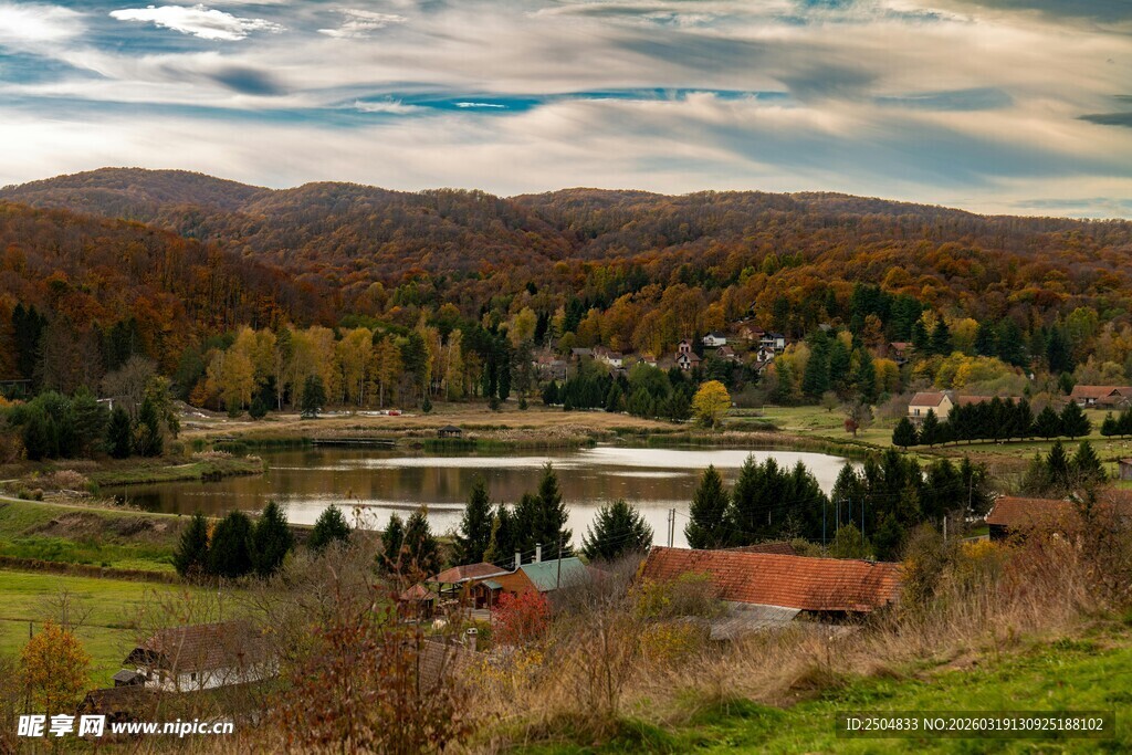 秋日山间湖泊田园美景