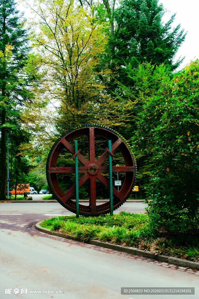 公园中独特的圆形艺术装置