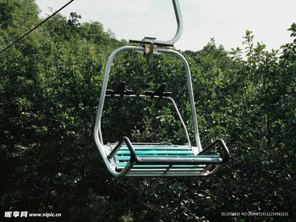 林间空荡的露天缆车座椅