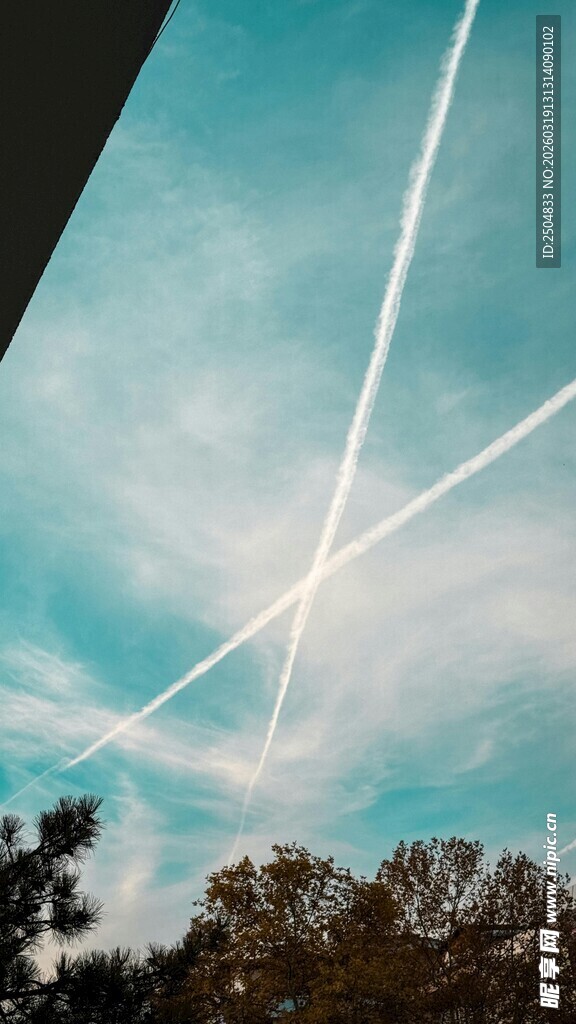天空中交叉的白色航迹云