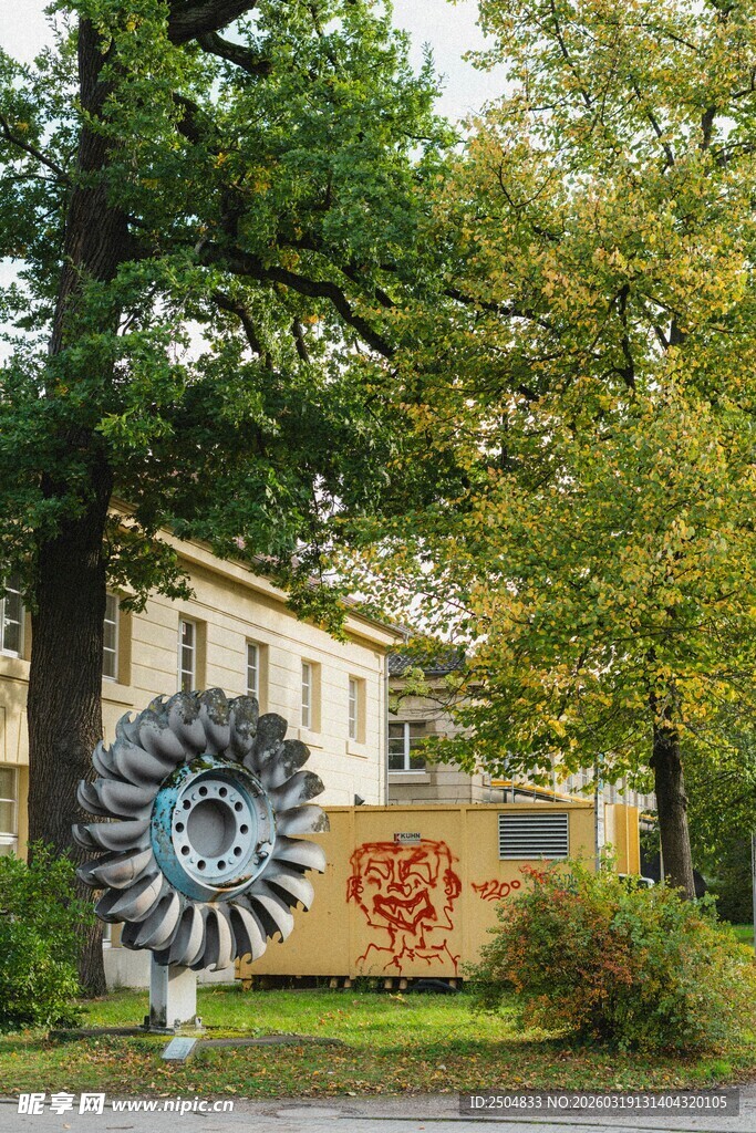 户外艺术雕塑与绿植景观