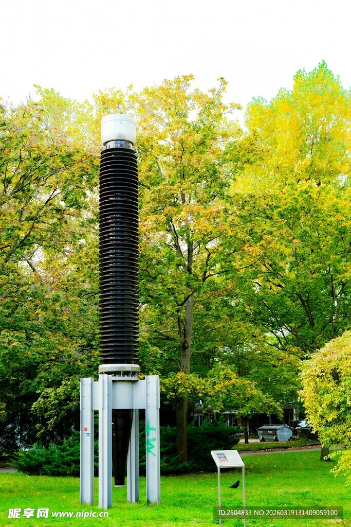 户外黑色柱状雕塑