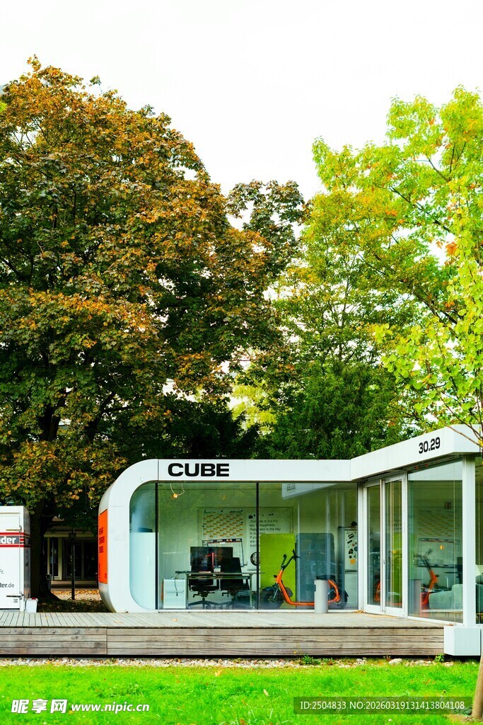 现代玻璃小屋的户外景致