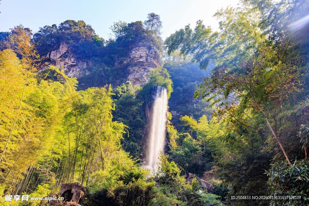山林间的壮美瀑布景观