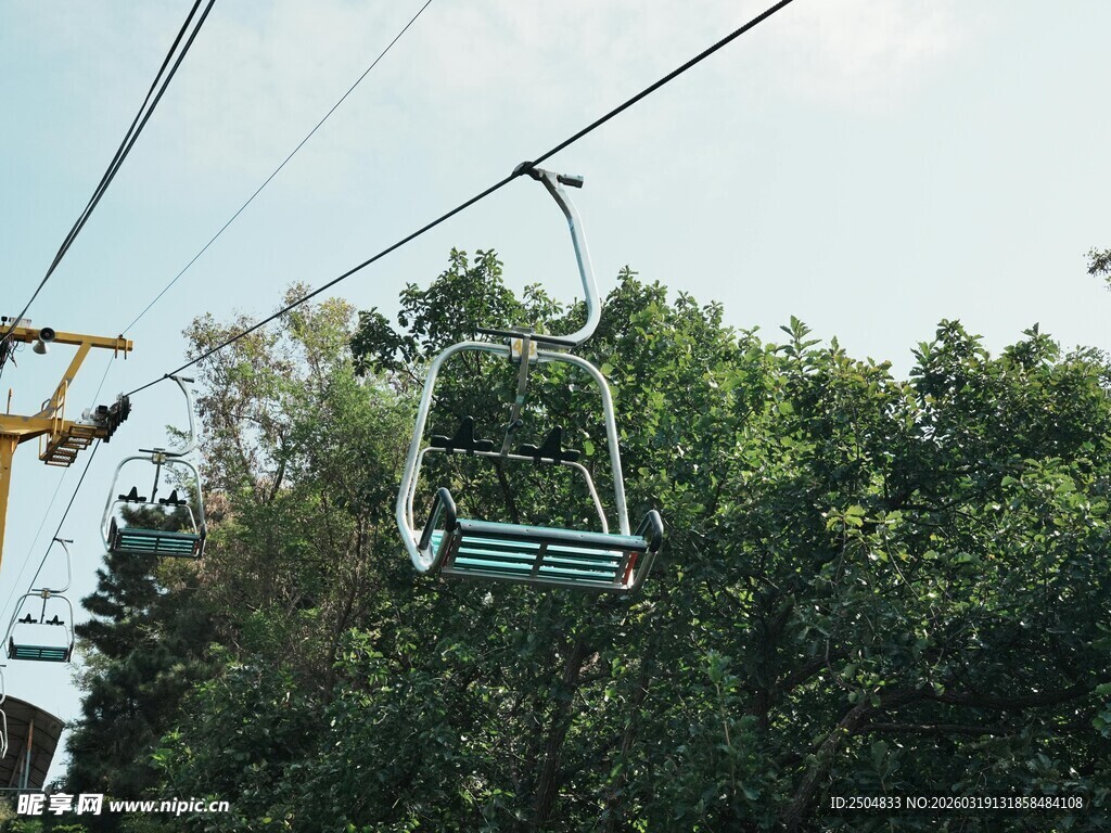 林间空荡的单人缆车座椅