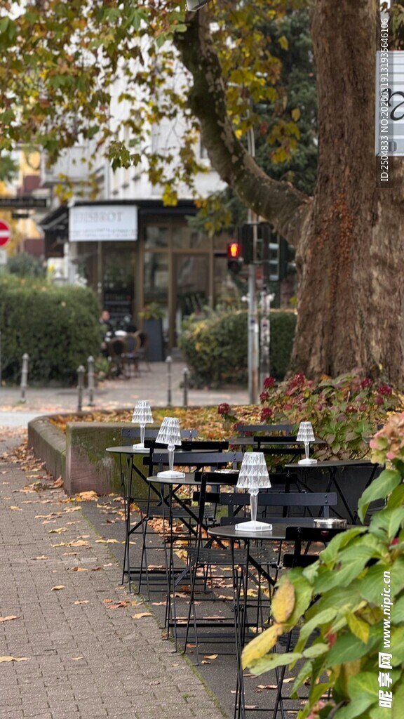 街边惬意户外休闲桌椅场景