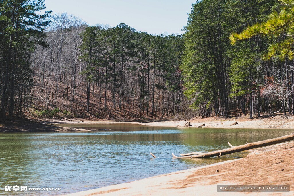 宁静河畔自然风光