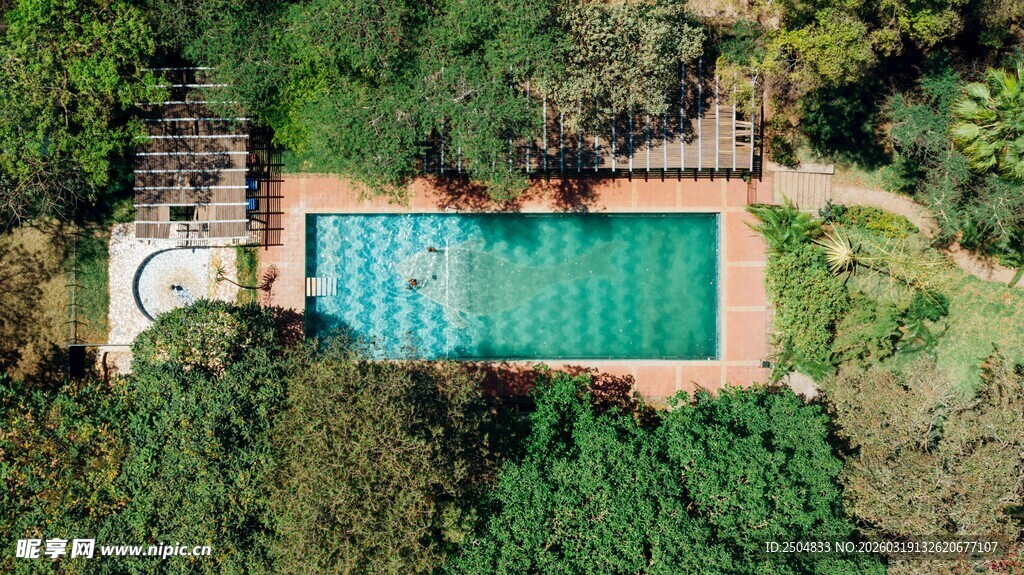 俯瞰庭院中的清凉泳池