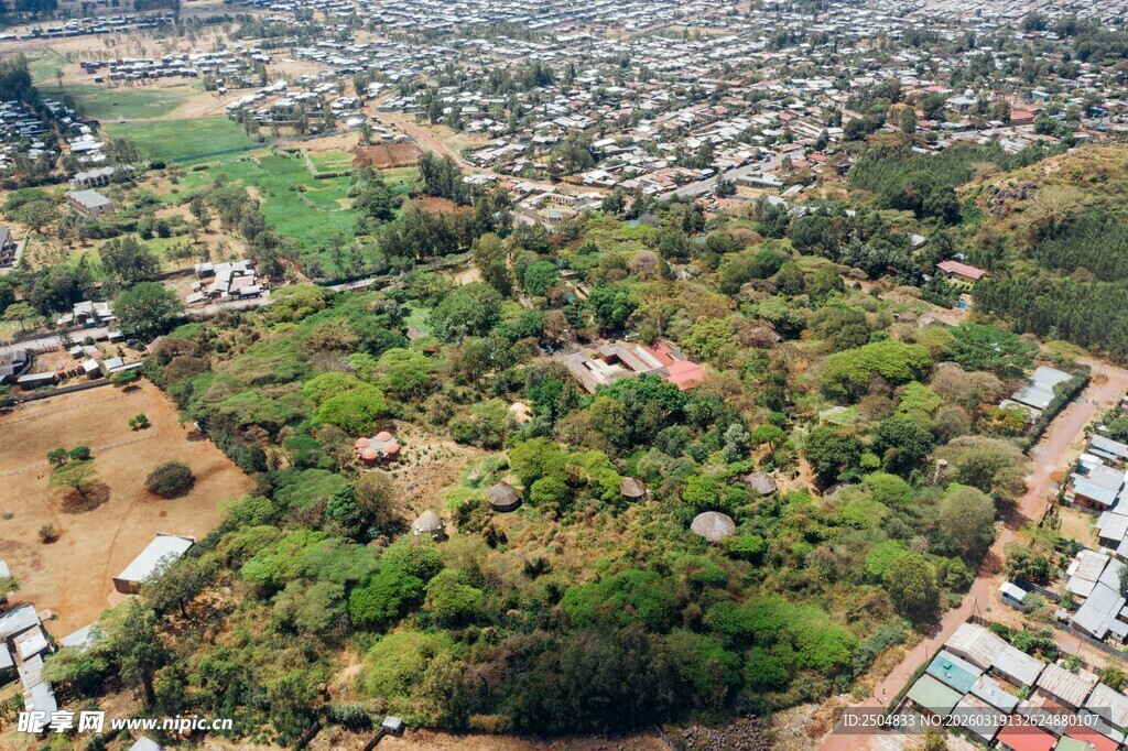 俯瞰城郊绿意景观