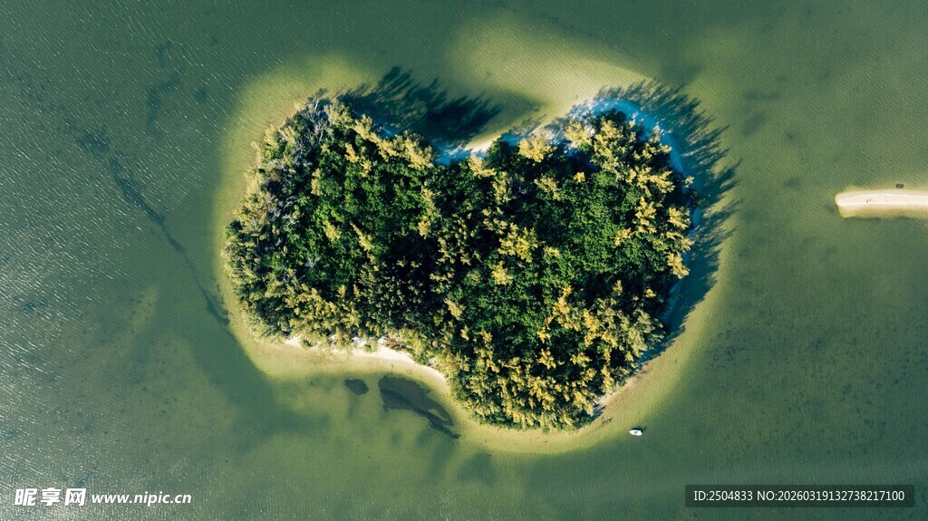 心形海岛空中俯瞰美景
