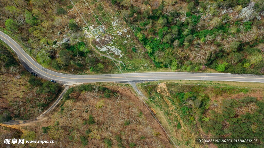 蜿蜒山路俯瞰美景