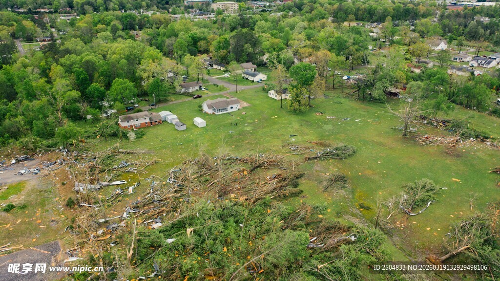 俯瞰绿意盎然的开阔场地